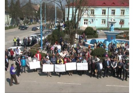 Aproape 300 de localnici din Ştei au protestat împotriva desfiinţării spitalului în cadrul unei manifestaţii din 4 aprilie